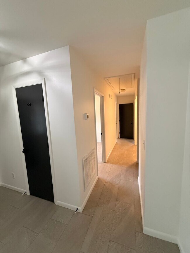 Building Photo - Three Bedroom Beautiful Home Available