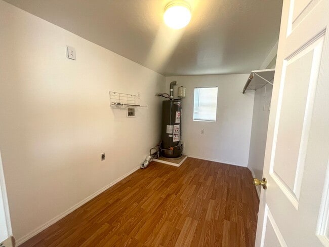 Building Photo - 3 bedroom in Chino!