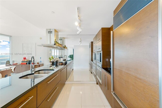 Building Photo - 495 Brickell Ave