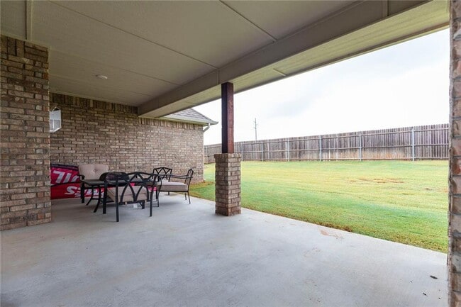 Building Photo - Stunning new home + 4 bedrooms + 3 bathroo...