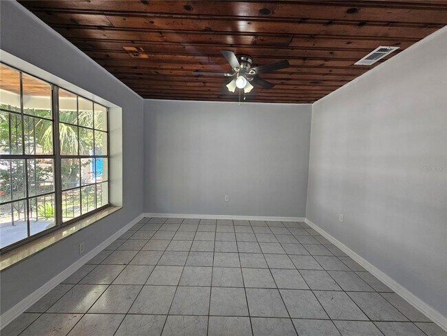 Building Photo - 123 Bosphorous Ave