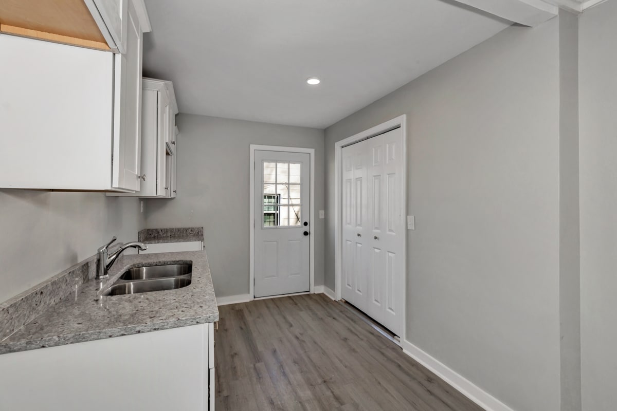 Building Photo - 2206 Walnut St SW