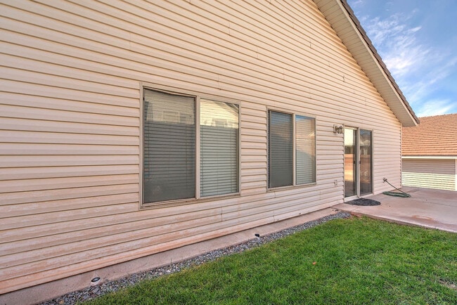 Building Photo - Beautiful Home in Green Valley