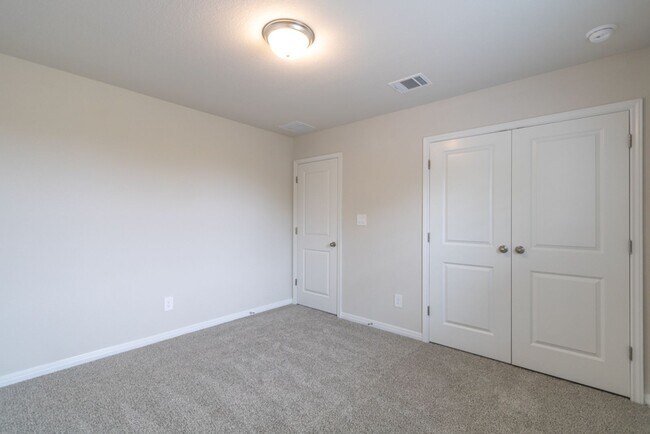 Building Photo - 544 View Dr