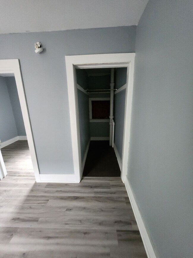 Building Photo - East side 3 bedroom apartment