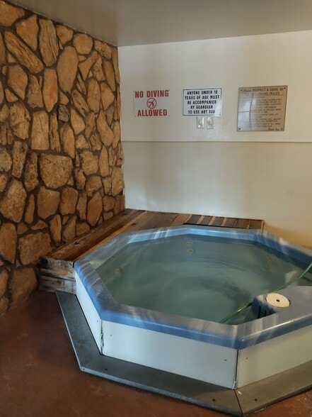 Community Hot Tub - 10360 E Jewell Ave