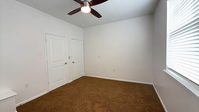 Building Photo - 662 Lacy Oak Dr