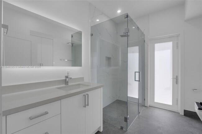 Building Photo - 6498 NW 113th Pl