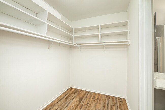 Building Photo - 893 Cliffs Dr