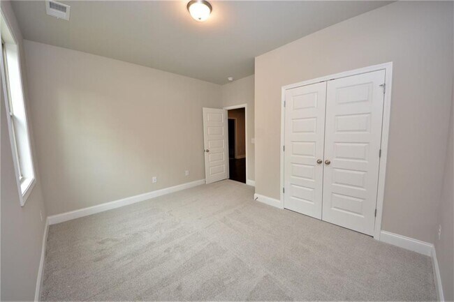 Building Photo - 2170 Manor Pointe Dr