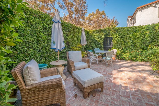 Building Photo - 458 S Bedford Dr