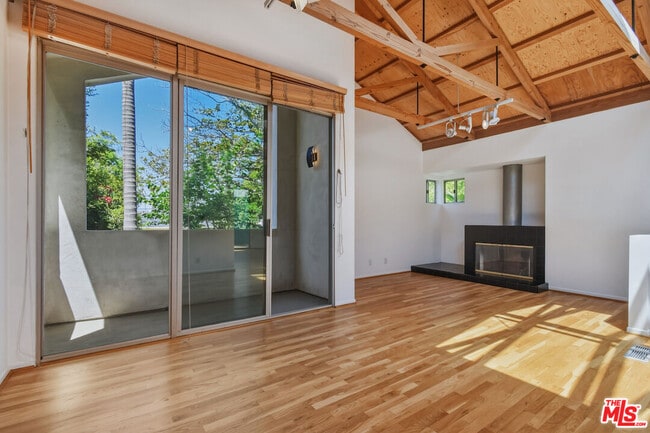 Building Photo - 656 Angelus Pl