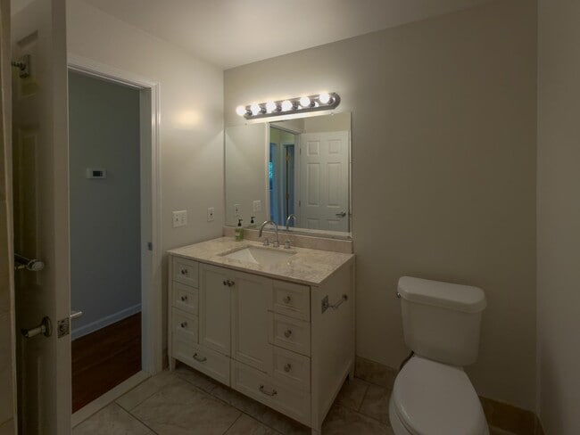 Building Photo - Move-In Ready Ranch Condo with Basement & Prime Location