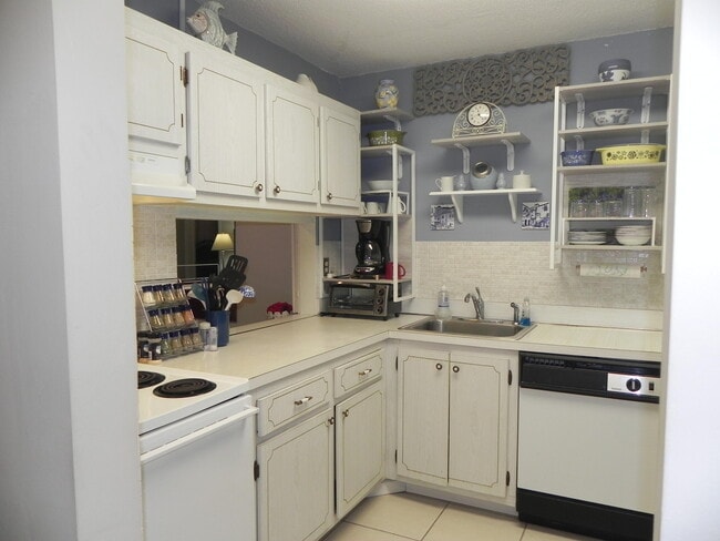 Building Photo - 2855 Garden Dr N