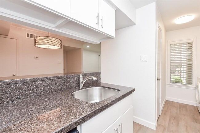 Building Photo - 700 Thicket Ln