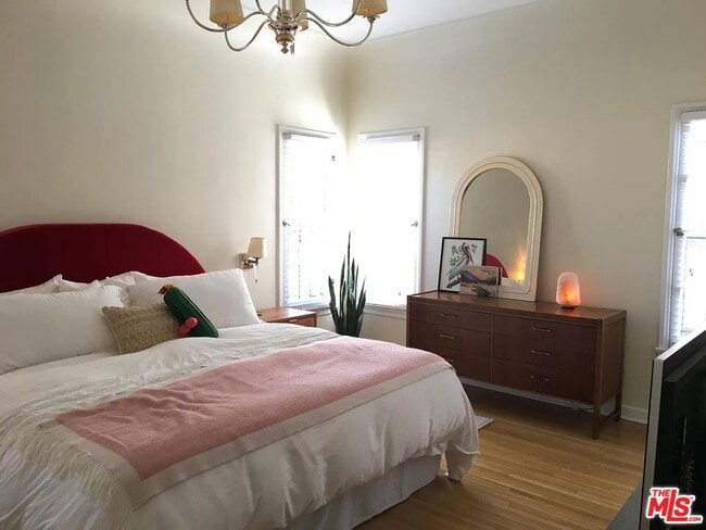 Building Photo - 1122 S Hayworth Ave