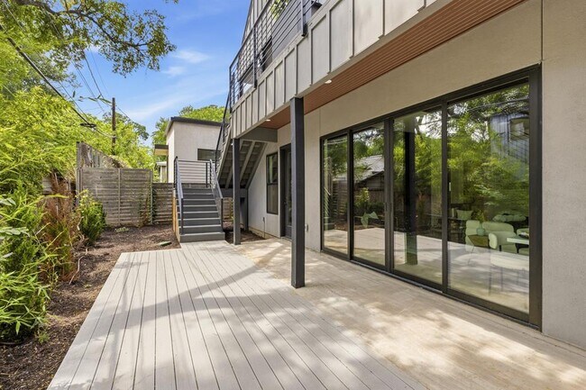 Building Photo - 2300 Bluebonnet Ln