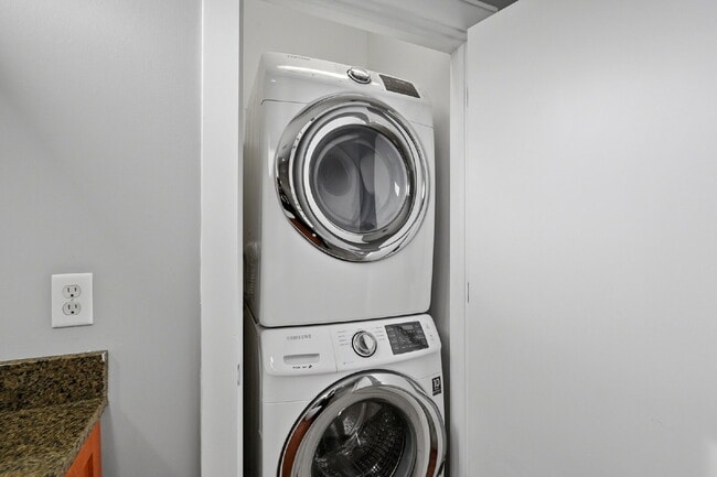 Building Photo - Modern Multi-Level 2BR Retreat with Garage Near Uptown Charlotte