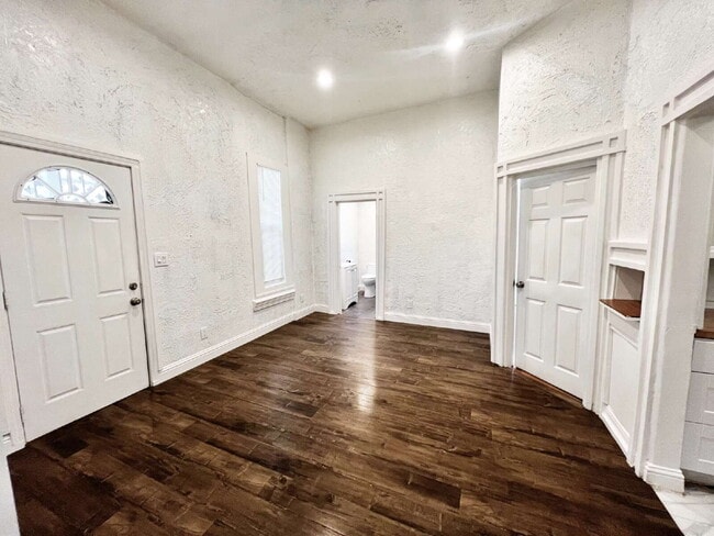 Building Photo - Bottom Unit with Tall Ceilings W/ Backyard