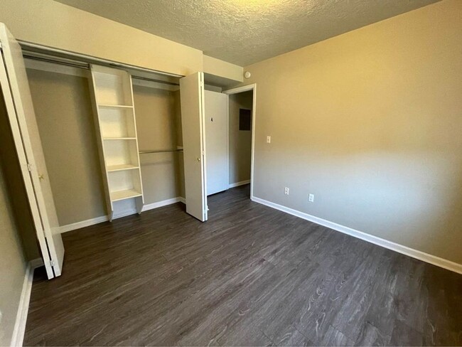 Building Photo - **4 Bed/2 Bath Upper Unit Apartment in Gre...