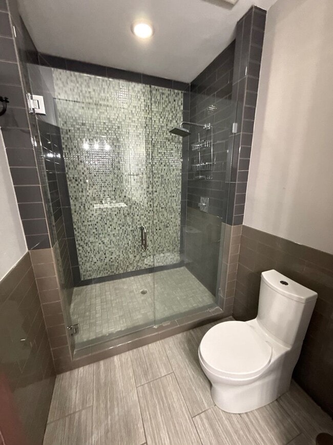 Building Photo - 2 bedroom/3 bath Townhome with extra room/...