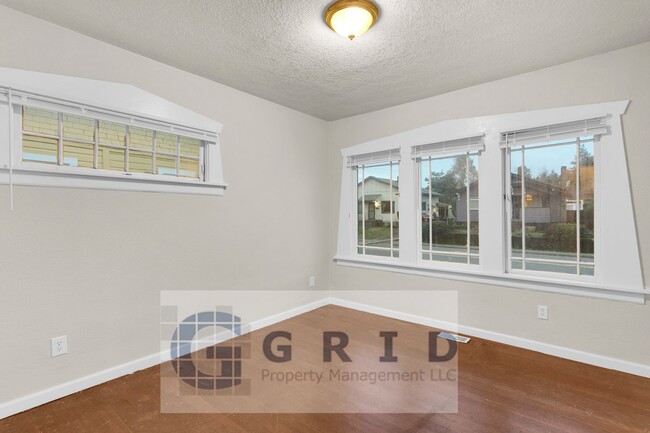 Building Photo - Charming 2 Bedroom Bungalow - Located in C...