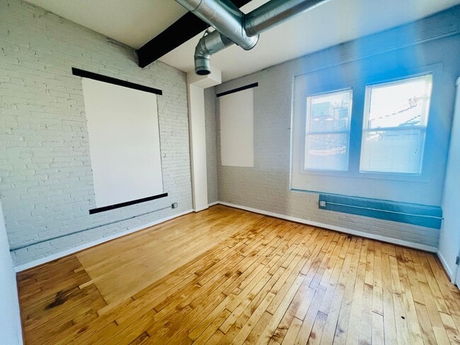 Building Photo - 308 N Laurel St