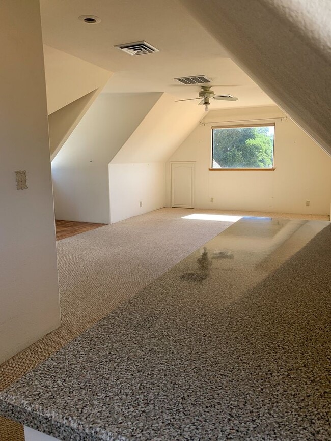 Building Photo - 2 Bedroom Country Home in Hollister