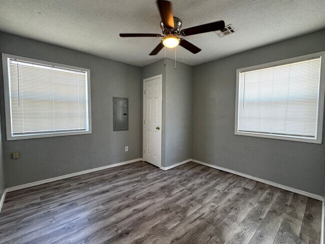Building Photo - 3417 SW Crestview- Available now!