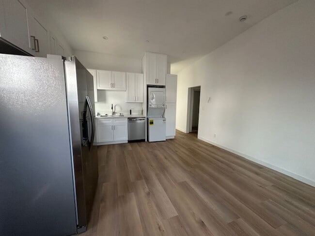 Building Photo - Looking for comfort, privacy, and modern l...