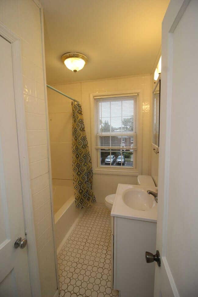 Building Photo - Lovely Towson 3bd/2ba Rowhome w/ CAC & W/D...