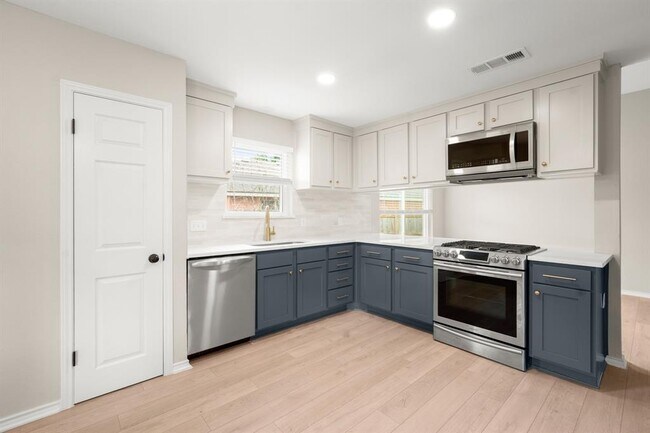 Building Photo - 2113 Rosemary Ln
