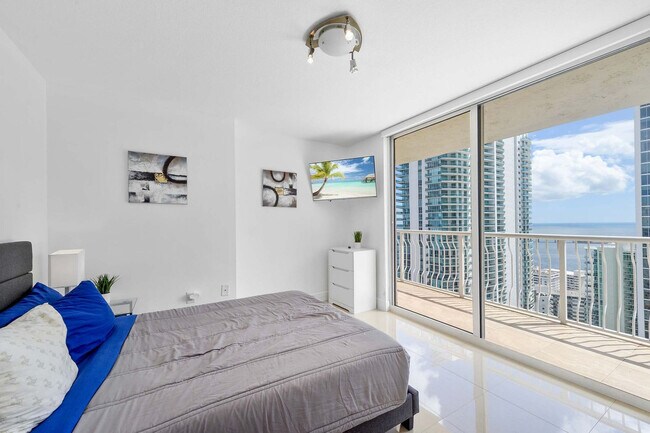 Building Photo - 1200 Brickell Bay Dr