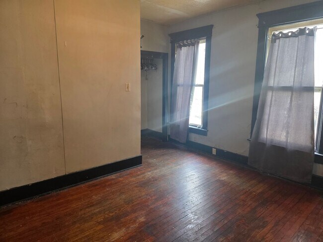 Building Photo - 536 E Center St