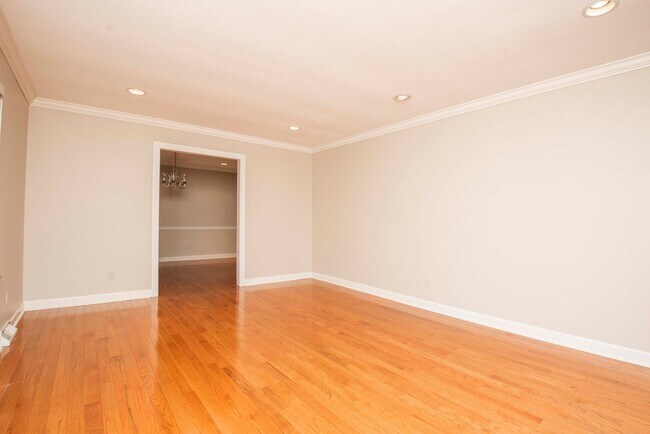 Building Photo - Halls 37938 - 4 bedroom, bath home with 4 garage spaces - Call Susan Niedergeses 865-300-4722