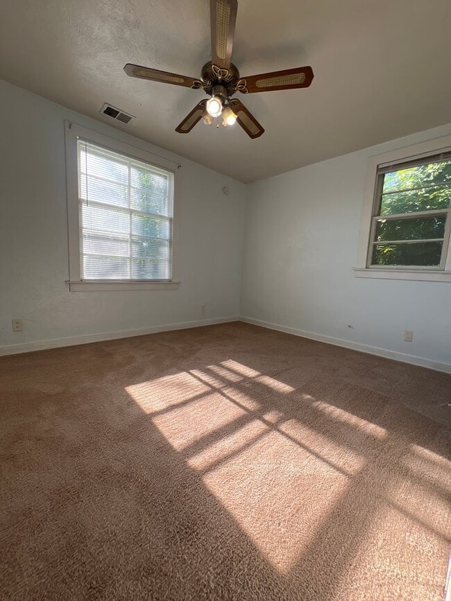 Building Photo - 4 Bedroom Available August 2026! Monthly r...