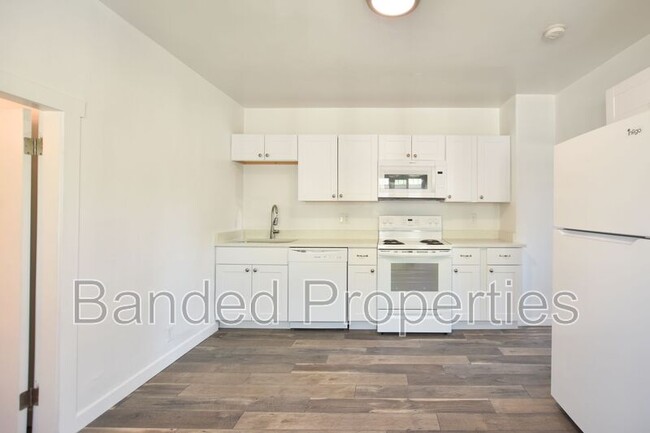 Building Photo - 627 23rd St