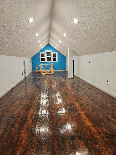 Primary Photo - 402 E 5th St