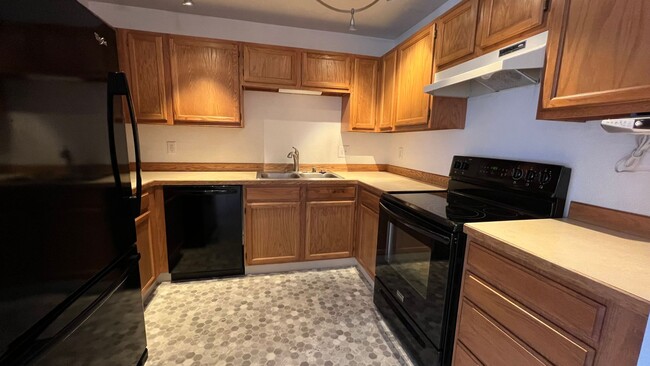 Building Photo - Beautifully maintained (3) bedroom, (2) ba...