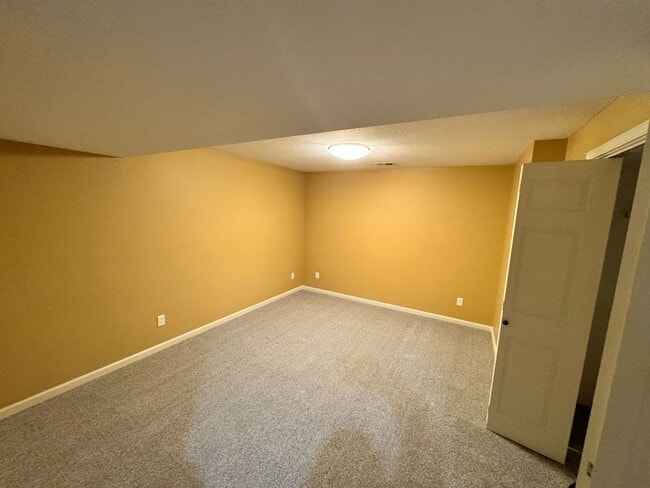 Building Photo - Large, Executive Level 5 Bedroom, 3 Bath!