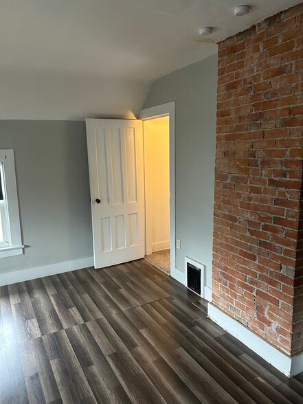 Upstairs bedroom - 68 High St