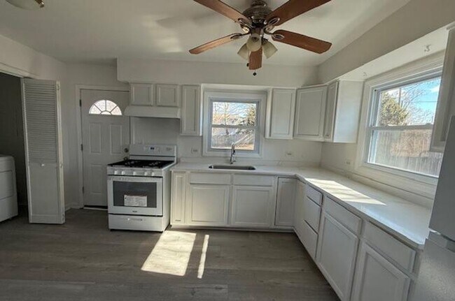 Building Photo - 36855 Elizabeth Dr