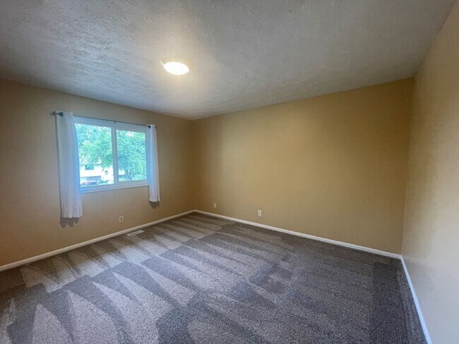 Building Photo - Bellevue Home For Rent!