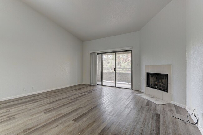 Building Photo - Beautiful Upstairs Condo