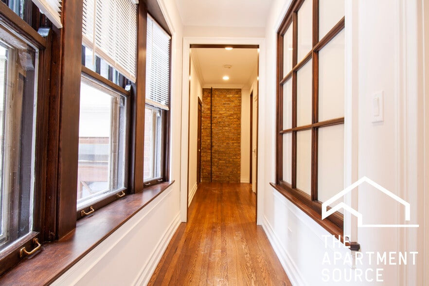 Building Photo - 652 W Buckingham Pl