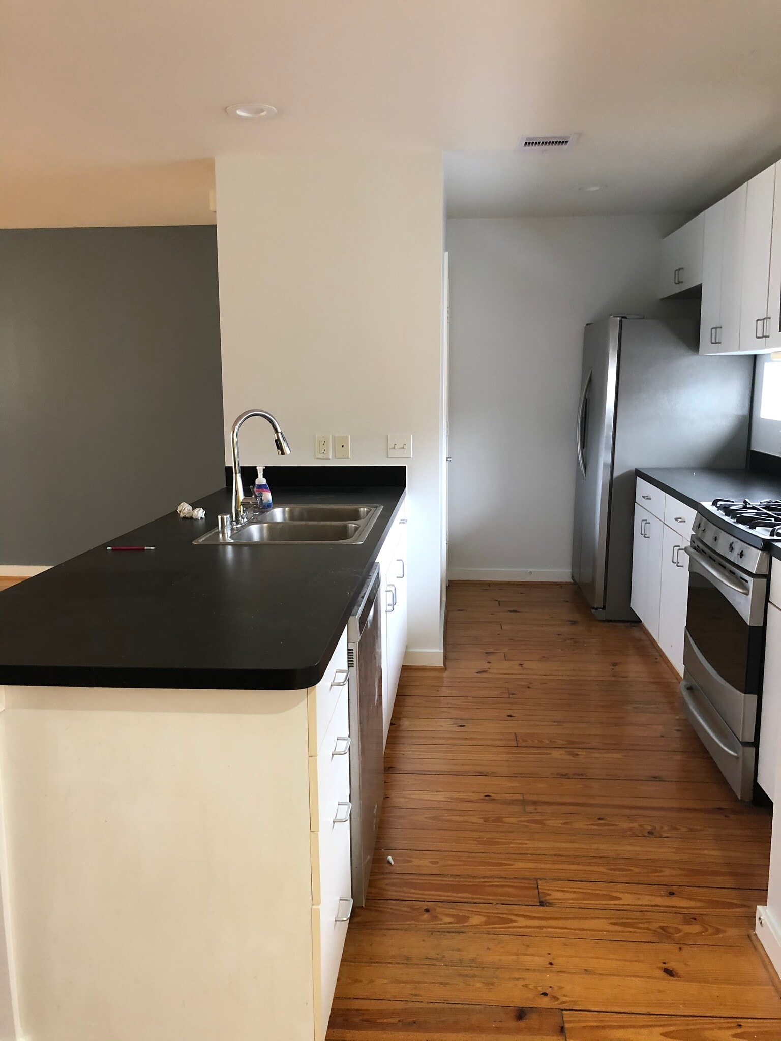 Kitchen island - 2716 Chenevert St