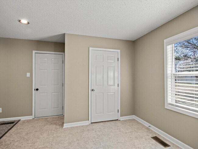 Building Photo - Large lot and close to town.