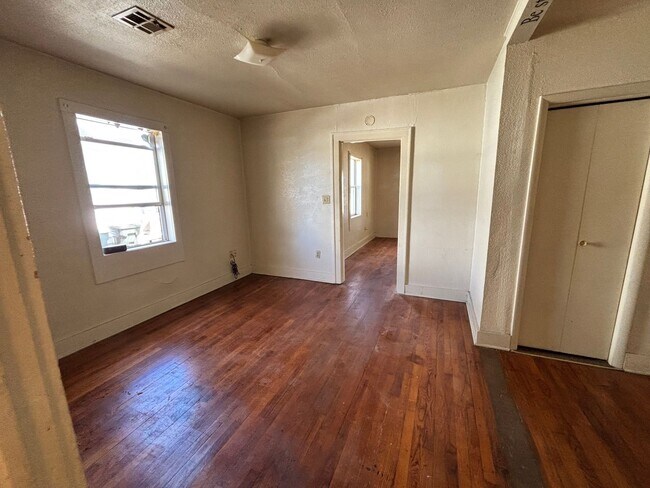 Building Photo - 2-Bedroom, 1-Bathroom Duplex with central heat and air