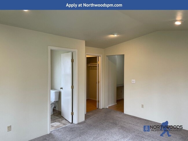 Building Photo - Beautiful Butte Creek View-3 Bedroom 2 Bat...