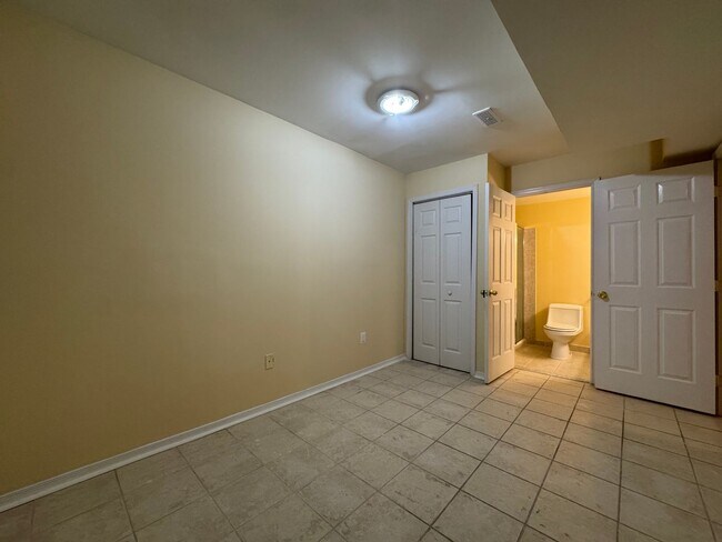 Building Photo - Beautiful 3 Bed 3 Bath Brick Townhome In Springfield Square